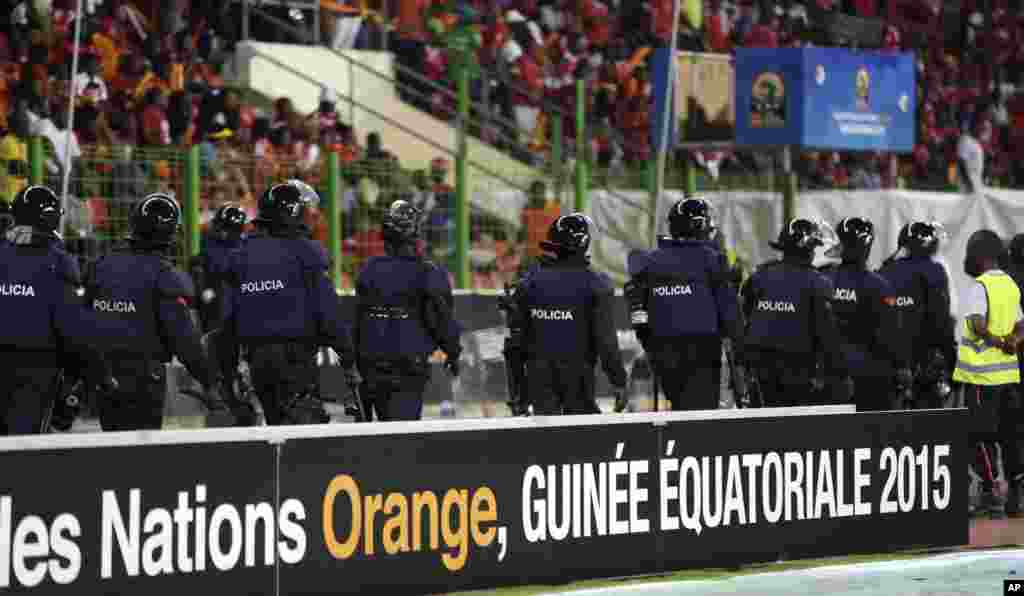 La police se déploie pour sécuriser le terrain quand des supporters envahissent l'air de jeu lors du match de demi-finale Ghana-Guinée équatoriale (3-0) de la CAN 2015, à Bata, Guinée équatoriale, le 5 février 2015.