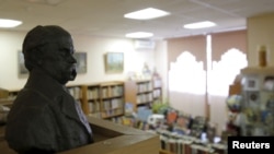 Patung penyair Ukraina Taras Shevchenko dipasang di perpustakaan Sastra Ukraina di Moskow (29/10). Direktur perpustakaan ini, Natalya Sharina, sedang ditahan pemerintah Rusia atas tuduhan menyebarluaskan tulisan-tulisan aktivis Ukraina Dmytro Korchynsky, yang karyanya dilarang di Rusia.