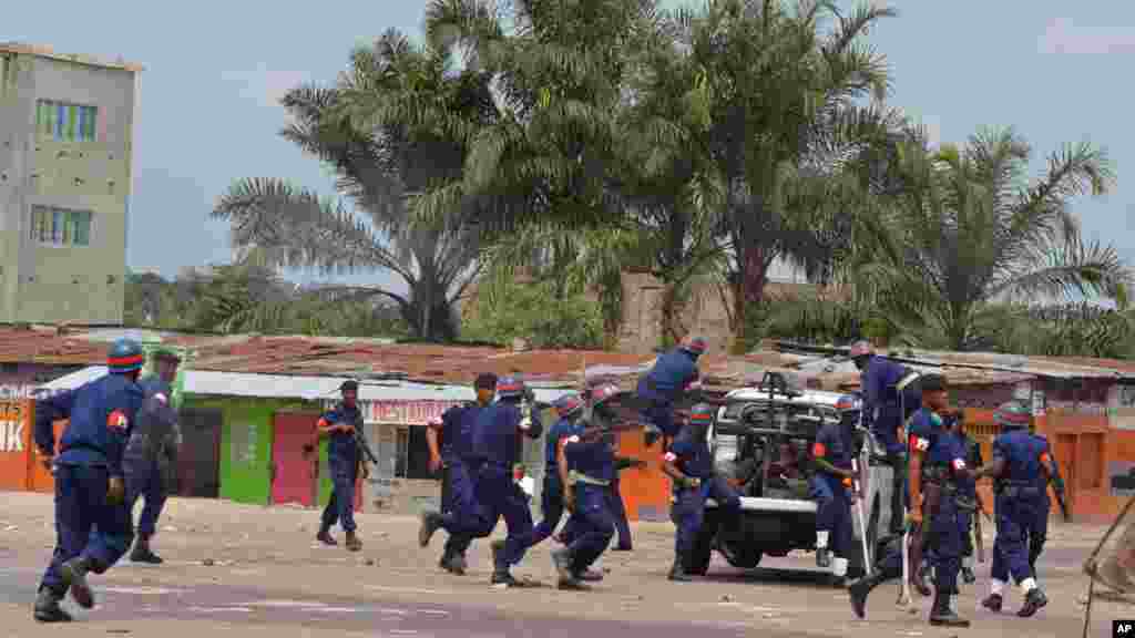 LEs forces dispersant des manifestants opposes à la revision d'une loi électorale, à Kinshasa, RDC, 19 janvier 2015