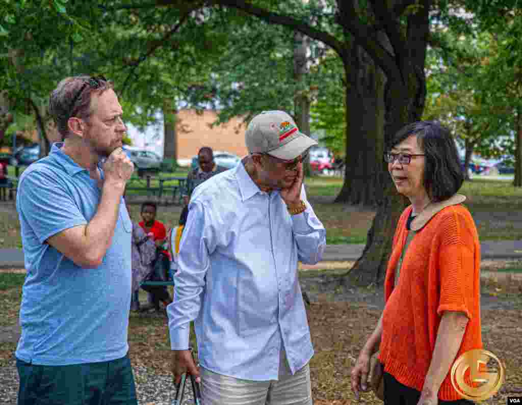 Ma'aikatan Muryar Amurka da iyalansu a filin Quincy Park dake jihar Virginia.