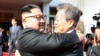 Le leader nord-coréen Kim Jong Un et le président sud-coréen Moon Jae-in, lors de leur deuxième sommet au nord du village de Panmunjom dans la zone démilitarisée (DMZ), 26 mai 2018.