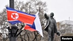 러시아 블라디보스토크의 한 거리에 러시아와 북한의 국기가 휘날리고 있다.