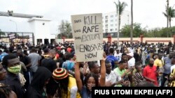 "SARS tue, viole, extorque, finissons-en maintenant", peut-on lire sur une pancarte lors d'une manifestation pour demander la suppression de l'unité de police controversée à Ikeja, dans l'État de Lagos, le 9 octobre 2020. (Photo: PIUS UTOMI EKPEI / AFP)