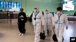 Des membres d'équipage d'Air China à l'aéroport international de Los Angeles, le 30 novembre 2021.