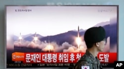 Un soldat sud-coréen passe devant un écran de télévision montrant le dernier tir de missile nord-coréen, Séoul, Corée du Sud, le 14 mai 2017. 