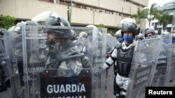 Miembros de la Guardia Naacional de México marchan durante el anuncio de nuevas medidas para detener los cruces ilegales por la frontera con Guatemala en Tuxla Gutiérrez el 19 de marzo de 2021.