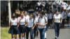 Estudiantes salen de un colegio público en Managua. Foto Houston Castillo, VOA.