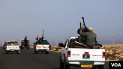 Fuerzas rebeldes se mueven rápidamente desde la oriental ciudad de Bengasi hacia Sirte para reforzar los ataques contra la ciudad natal de Gadhafi.