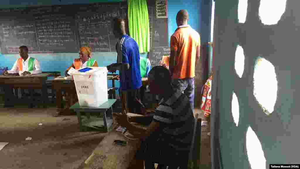 Vote dans la commune d'Abobo PK18. Peu de participation mais tout le matériel est en place.