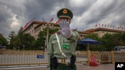 Arhiva - Vojnik Kineske narodnooslobodilačke armije gestikulira fotoreporteru da obustavi fotografisanje, ispred Velikog narodnog doma, nakon druge sednice Narodne skuopštine Kine, u Pekingu, 25. maja 2020.