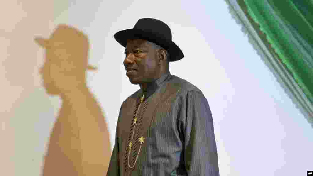 Goodluck Jonathan, président sortnat nigérian, arrive au lieu de la signature d'un renouvellement de l'engagement pour les élections pacifiques "libres, justes et crédibles", avec le candidat d'opposition le général Muhammadu Buhari, dans un hôtel de la capitale Abuja, le 26 mars 2015.