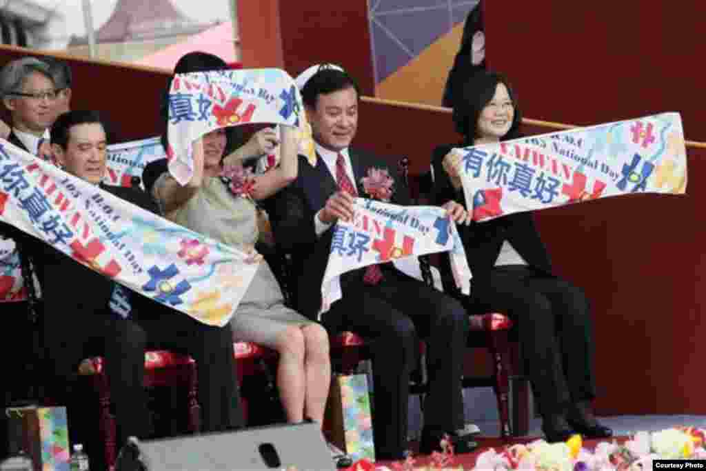 蔡英文及其他政要挥动“台湾有你真好”的标语(台湾总统府官网截图)