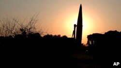En esta imagen , publicada por el Servicio de Prensa del Ministerio de Defensa de Rusia el 21 de mayo de 2024, se ve un misil ruso Iskander en ejercicios para entrenar al ejército en el uso de armas nucleares tácticas, en una ubicación no revelada en Rusia.