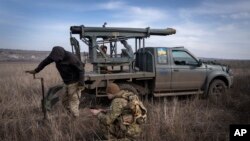 Українські військові на передовій поблизу Бахмута, Донецька область, 5 березня 2024 року. (AP Photo/Efrem Lukatsky)