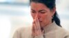 前奧運滑冰選手南希·克里根(Nancy Kerrigan)在波士頓滑冰俱樂部悼念遇難的滑冰選手。 (美聯社：2025年1月30日)