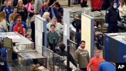 Los viajeros esperan en una fila de seguridad en el Aeropuerto Internacional de Denver el martes 21 de noviembre de 2023 en Denver.