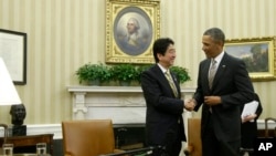 美國總統奧巴馬與日本首相安倍晉三２月２２日在白宮會面時握手