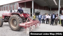 Un tracteur du complexe industriel d’ebolewa en démonstration, au Cameroun, le 27 novembre 2018. (VOA/Emmanuel Jules Ntap)