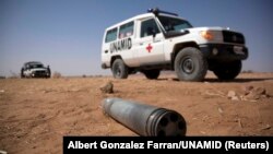 Un véhicule des Nations unies garé devant un engin explosif dans le nord du Darfour au Soudan le 27 mars 2011. (Photo REUTERS/Albert Gonzalez Farran/UNAMID/Handout)
