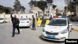 Des éléments des forces de sécurité libyennes pro-GNA assurent la sécurité autour du bureau du Premier ministre a Tripoli, Libye, 15 mars 2017. 