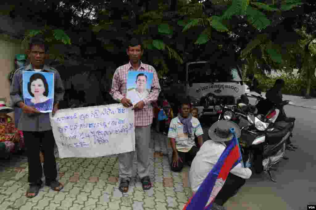 តំណាងសហគមន៍មានជម្លោះដីធ្លីមកពីខេត្តកោះកុង កាន់រូបថតលោកនាយករដ្ឋមន្រ្តីហ៊ុន សែន និងរូបភរិយារបស់លោក ខណៈពេលពួកគេដាក់ញត្តិជូនសហភាពអឺរ៉ុបប្រចាំនៅកម្ពុជា ដើម្បីស្វែងរកកិច្ចអន្តរាគមន៍អំពីរឿងជម្លោះដីធ្លីជាមួយនឹងក្រុមហ៊ុនកោះកុងស៊ួហ្គ័ និងកោះកុងផ្លេនថេសិន នៅថ្ងៃព្រហស្បត៌ ទី០៤ ខែសីហា ឆ្នាំ២០១៦នៅភ្នំពេញ ។ (ឡេង ឡែន/VOA) 