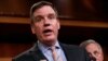 Senator Mark Warner dari Partai Demokrat dalam sebuah konferensi pers mengenai intervensi Rusia dalam pemilu AS 2016, di Capitol Hill, Washington DC, 29 Maret 2017.