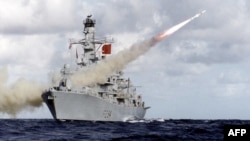 Na ovoj fotografiji datiranoj na 10. februar 2016, koju je objavilo britansko Ministarstvo odbrane, vidi se fregata tip 23 Britanske kraljevske mornarice, HMS Iron Duke, kako ispaljuje protivbrodsku raketu Harpun.