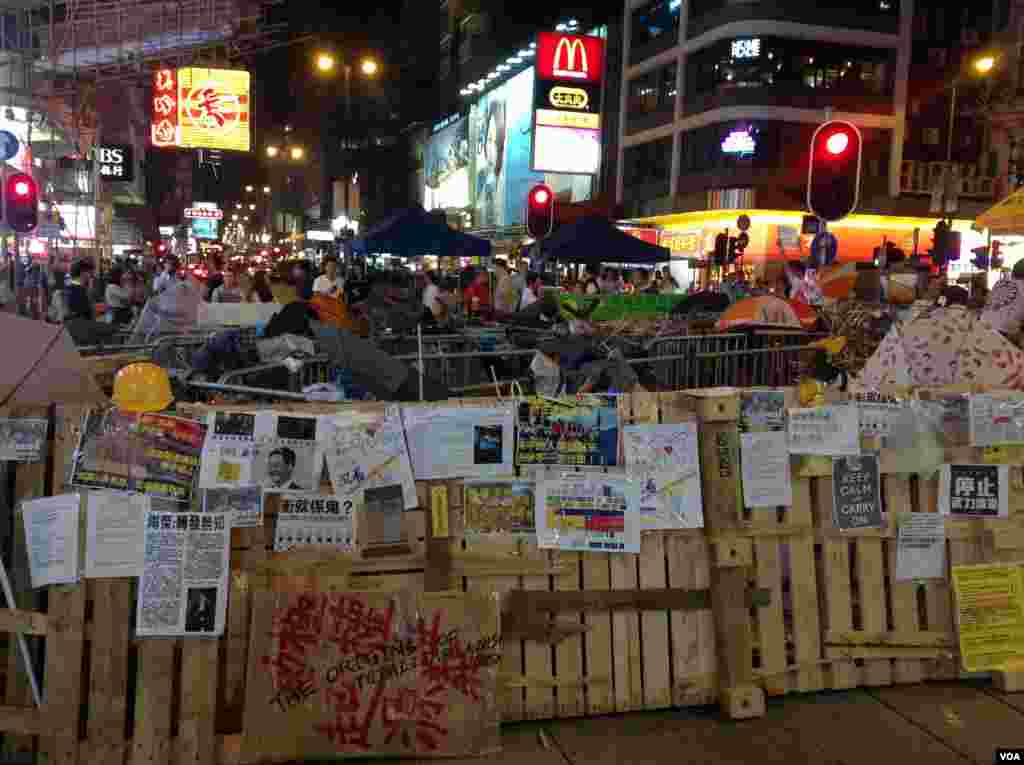 旺角占领区周五白天发生零星冲突外晚间平静 (美国之音图片/海彦拍摄 )