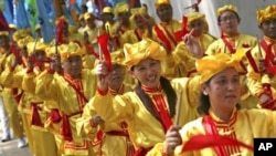 ក្រុម​អ្នក​ហាត់​ប្រាណ​​ហ្វាលូន​គង់ (Falun Gong) លេង​ឧបករណ៍​ភ្លេង​​ក្នុង​អំឡុង​ការ​ធ្វើ​បាតុកម្ម​នៅ​មុខ​ស្ថានទូត​ចិន​​ក្នុង​ទី​ក្រុង​ហ្សាការតា​​​ប្រទេស​ឥណ្ឌូនេស៊ី​កាល​ពី​ថ្ងៃ​ទី​១៤​ខែ​សីហា​ឆ្នាំ​២០១០។