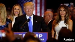 Kandidat calon presiden Partai Republik, Donald Trump, didampingi istrinya Melania (kanan), dalam pesta kemenangan di Trump Tower, New York (3/5). (Reuters/Lucas Jackson)