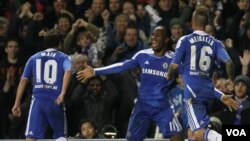 Bintang Chelsea, Didier Drogba (tengah) mencetak gol kemenangan bagi 'The Blues' dalam final Piala FA melawan Liverpool yang berakhir dengan 2-1 untuk Chelsea (foto: dok).