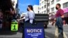 Un letrero recuerda a las personas el requisito de cubrirse la cara ya que los peatones usan mascarillas debido al coronavirus en Los Ángeles, California, el 12 de noviembre de 2020. - (Foto de Frederic J. BROWN / AFP)