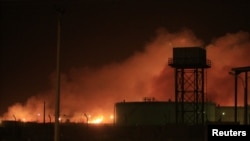 Sebuah pabrik senjata di ibukota Khartoum, Sudan terbakar setelah ledakan hari Selasa malam (23/10).