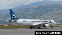 Avion Montenegro erlajnsa na pisti u Podgorici, 12. juna 2020. (Foto: RFE/RL)