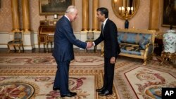 ARCHIVO - El rey Carlos III recibe a Rishi Sunak durante una audiencia en el Palacio de Buckingham, Londres, a donde invitó al recién elegido líder del Partido Conservador, que se convertiría en primer ministro y formaría un nuevo gobierno, el 25 de octubre de 2022. 