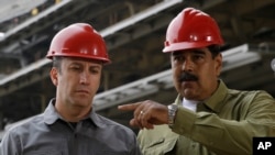 ARCHIVO: El exministro de Petróleo de Venezuela, Tareck El Aissami, junto al presidente Nicolás Maduro, en una foto del 18 de mayo de 2018.