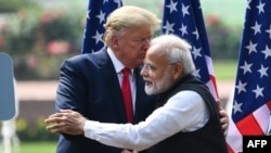Американскиот претседател Доналд Трамп се ракува со индискиот премиер Нарендра Моди за време на заедничката прес-конференција во Њу Делхи на 25 февруари 2020 година