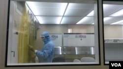 Un technicien de l'Institut Pasteur de Dakar, au Sénégal, stérilise l'un des laboratoires où le vaccin contre la fièvre jaune est fabriqué. (VOA / J. Lazuta)