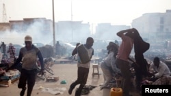 Des manifestants dispersés à coup de gaz lacrymogène à Nouakchott, Mauritanie, le 26 mai 2012.