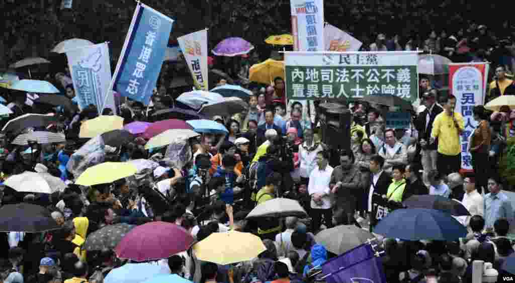 大批遊行人士在終點公民廣場集會(美國之音湯惠芸攝)