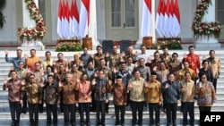 Presiden Joko Widodo (baris depan ke-6 kiri) dan Wakil Presiden Ma'ruf Amin (baris depan ke-6 dari kanan) bersama menteri-menteri kabinet baru di Istana Merdeka, Rabu, 23 Oktober 2019. (Foto: AFP)