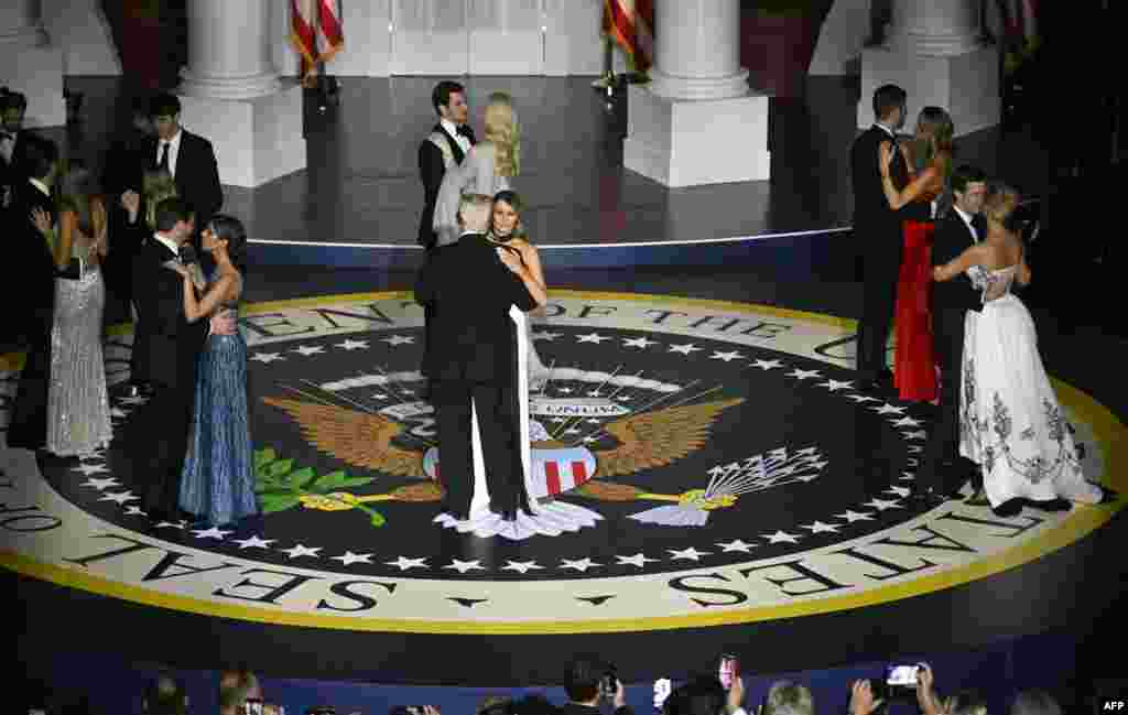 O Presidente Donald Trump e a primeira-dama Melania Trump, o vice-presidente J.D. Vance e a sua mulher Usha Vance, Ivanka Trump e o seu marido Jared Kushner, Eric Trump e a sua mulher Lara Trump, Donald Trump Jr. e a sua filha Kai Madison Trump , Barron Trump e a sua prima, dançam durante o baile inaugural do Starlight no Walter E. Washington Convention Center, em Washington, a 20 de janeiro de 2025.