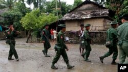 ရခိုင်ပြည်နယ်၊ ကျေးရွာတခုတွင် တွေ့ရသည့် လုံခြုံရေးတပ်ဖွဲ့ဝင်တချို့။ (အောက်တိုဘာ ၀၃၊ ၂၀၁၃)