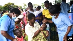 Un enfant reçoit un vaccin contre la poliomyélite, lors du lancement de la campagne de vaccination contre la polio au Malawi à Lilongwe au Malawi, le 20 mars 2022.
