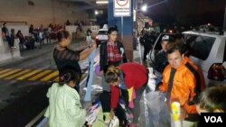Migrantes hondureños pasan la noche en Ciudad de Guatemala y continúan en su caminata hacia los Estados Unidos. 