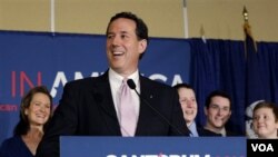 Kandidat capres partai Republik AS, mantan senator Rick Santorum menyampaikan pidato kemenangannya di Lafayette (13/3).