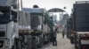 Sejumlah truk yang membawa bantuan untuk warga Palestina di Jalur Gaza bergerak memasuki wilayah tersebut dari Mesir melalui perbatasan Rafah pada 21 Oktober 2023. (Foto: AFP/Eyad Baba)