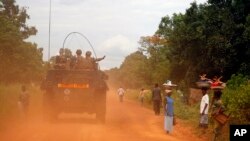 Des soldats français patrouillent dans Sibut, 11 avril 2014
