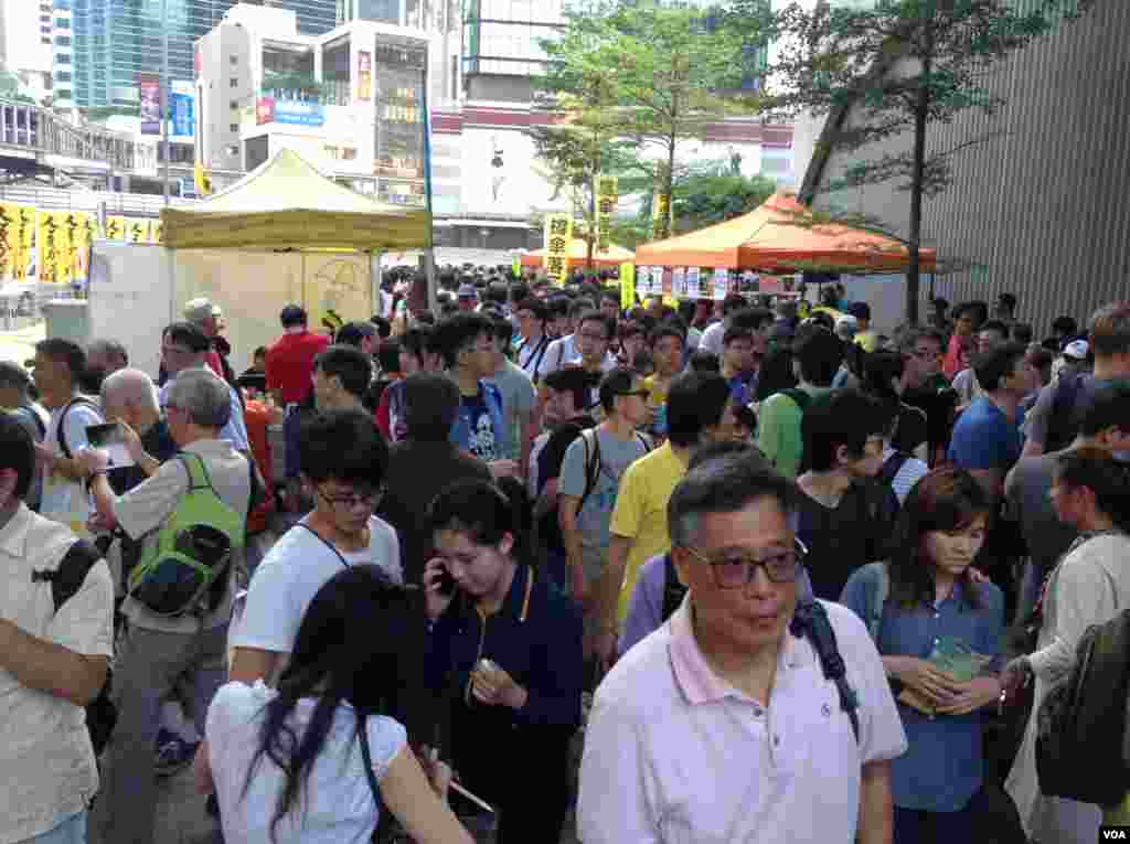 港人重返政總紀念雨傘運動一周年(美國之音海彥拍攝)