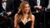 En esta imagen de archivo, Shakira posa para los fotógrafos a su llegada al estreno de la película "Elvis" en la 75ma edición del Festival de Cannes, en el sur de Francia, el 25 de mayo de 2022.